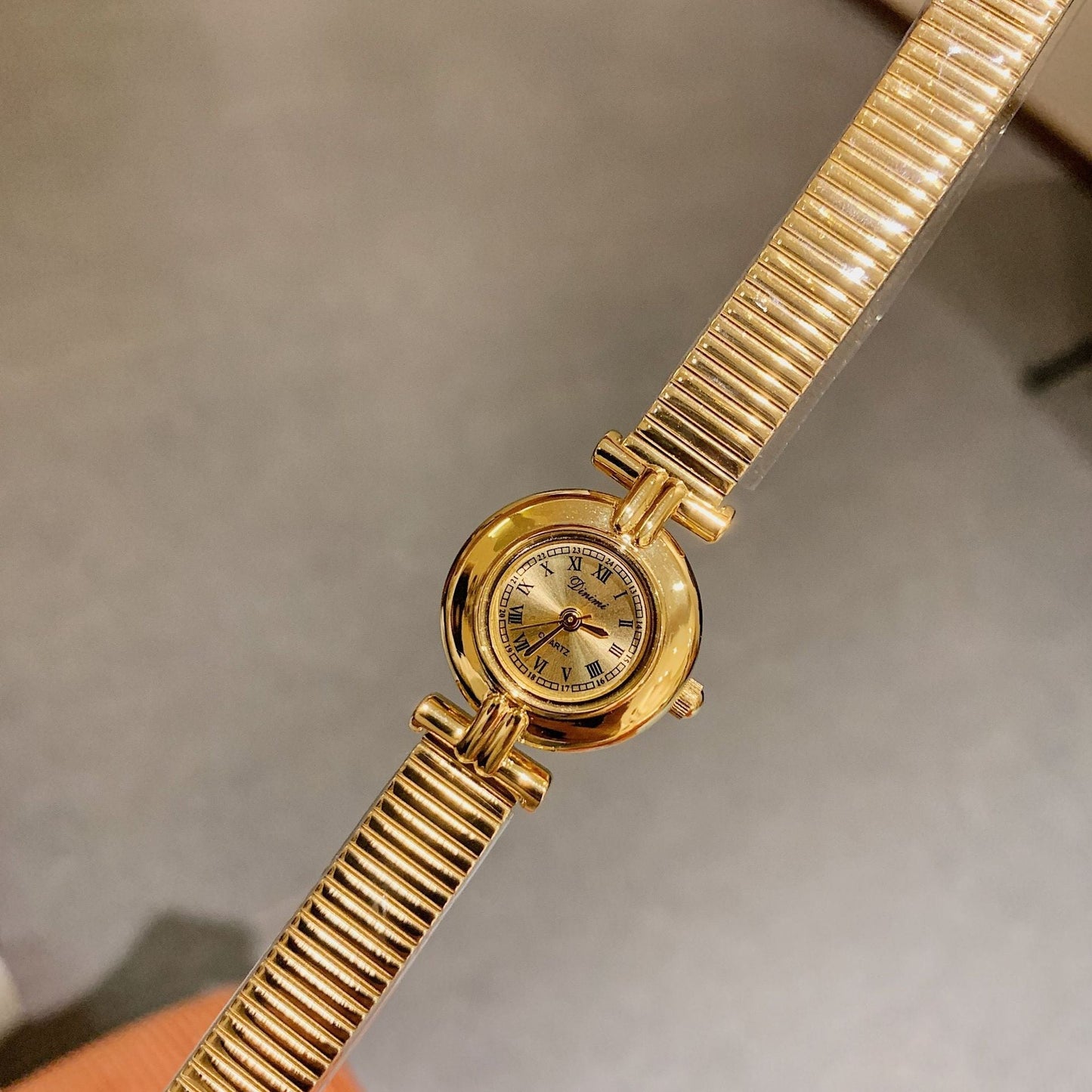 Luxury retro women's watch with stainless steel strap