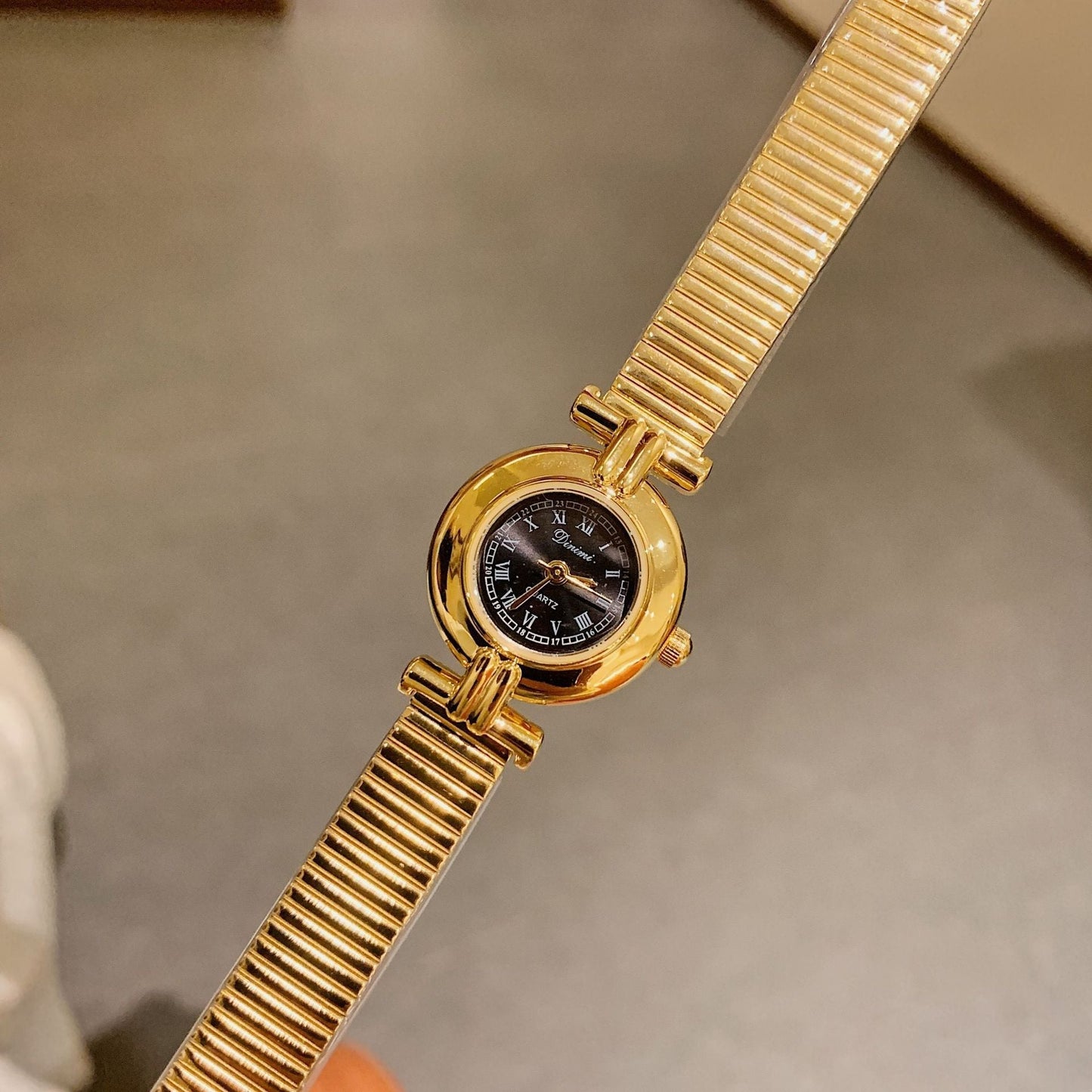 Luxury retro women's watch with stainless steel strap