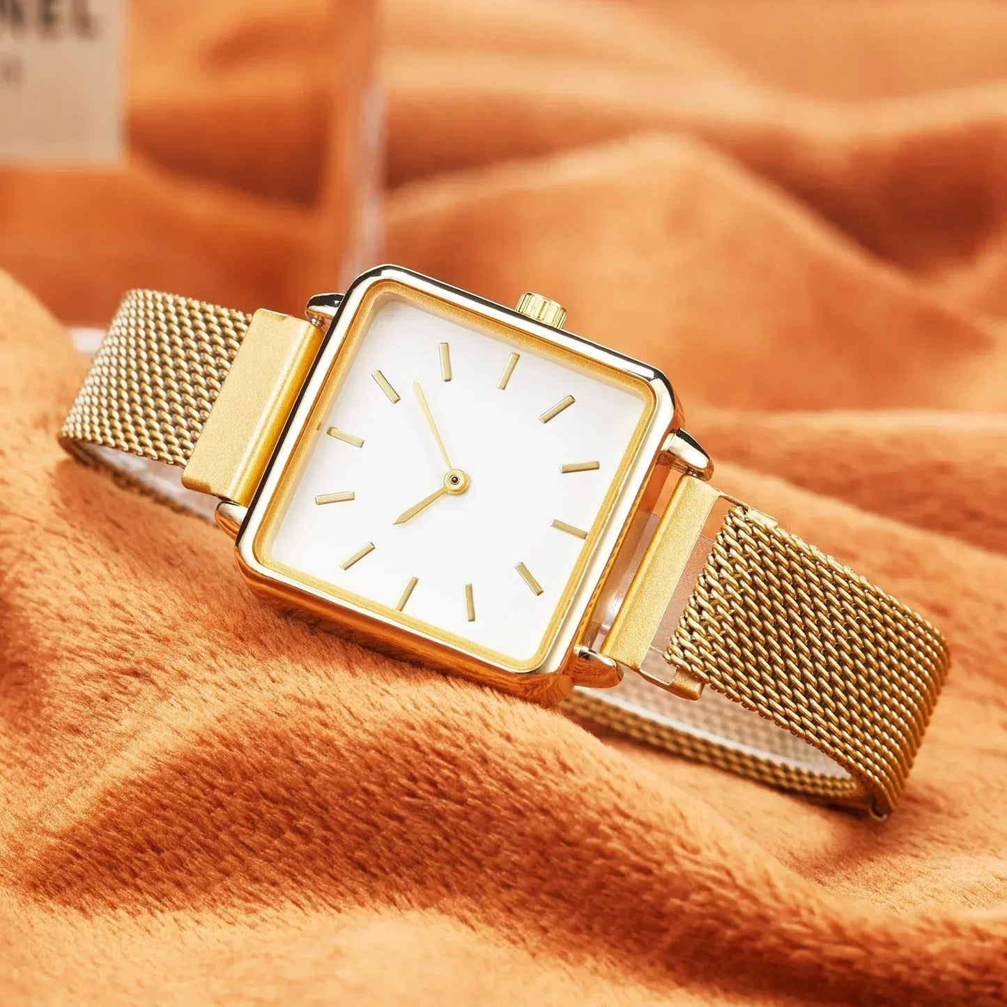 Noa - Elegant clock with square case